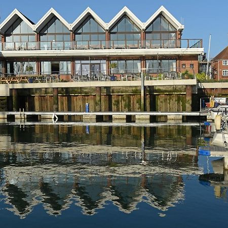 Royal Southern Yacht Club Hamble-le-Rice Exterior photo
